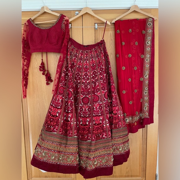 Sabyasachi lehenga worn by Bollywood actress - Picture 3 of 7